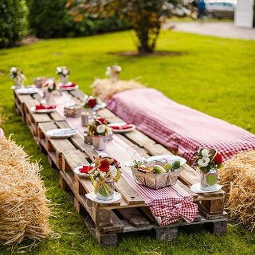 gedekte feesttafel met rustieke uitstraling en tafelloper met vichy ruitjes rood en wit