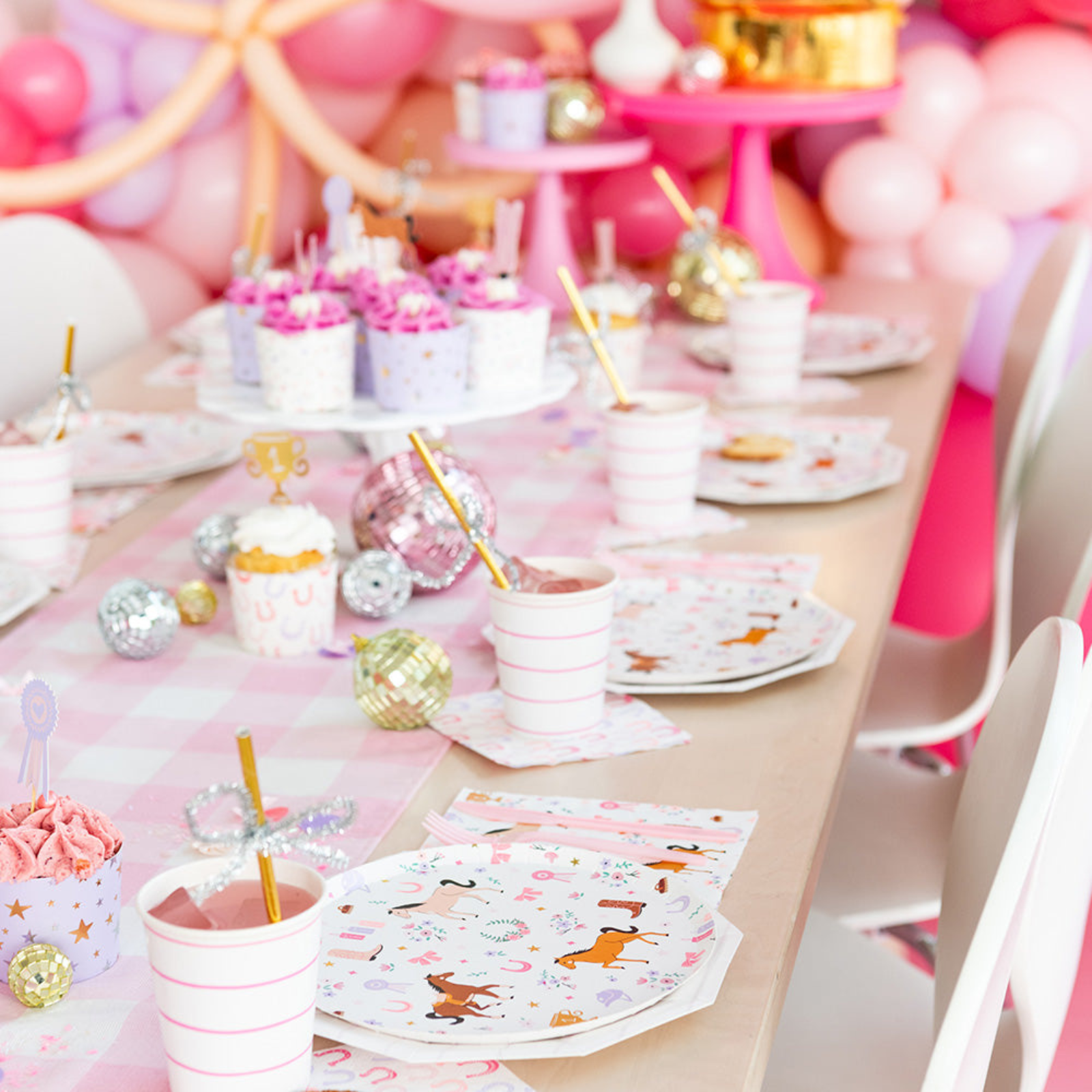 feesttafel voor een paardenfeestje versierd met bordjes en bekertjes