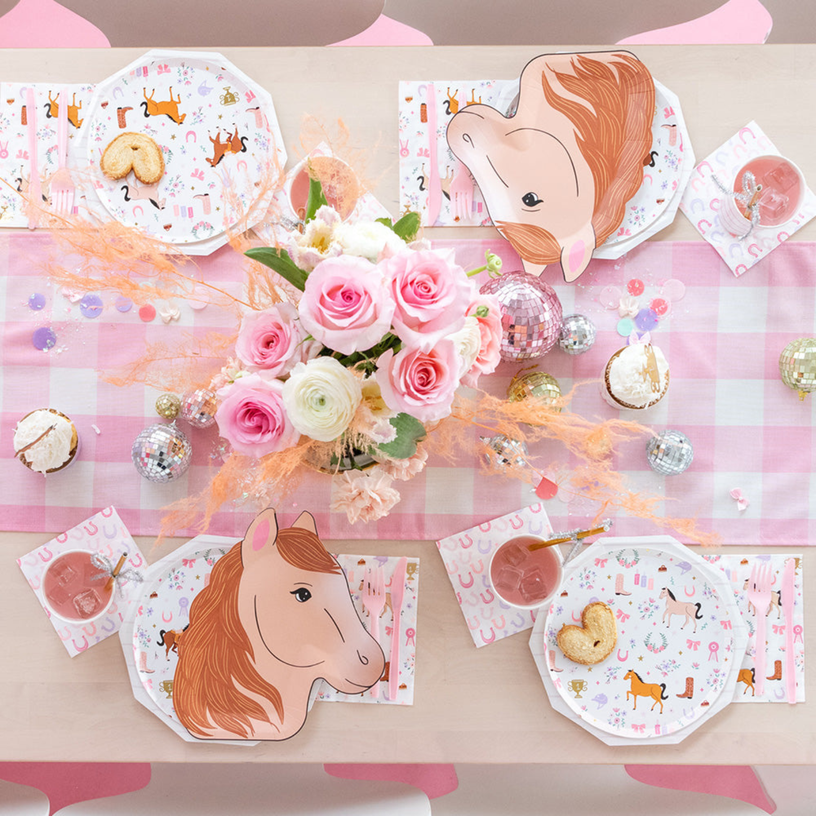 Daydream society paardenfeestje met een feesttafel helemaal in thema paarden