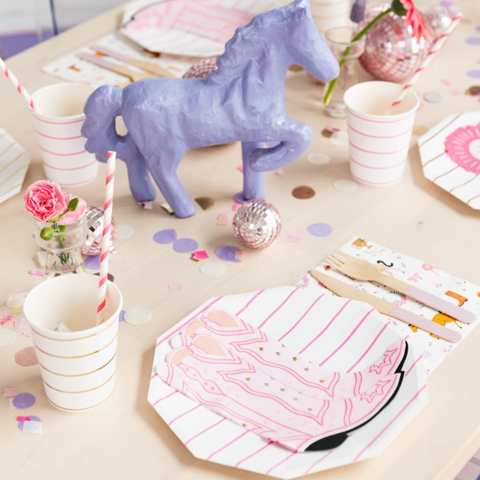 feesttafel met wit roze gestreepte bordjes voor een paardenfeestje