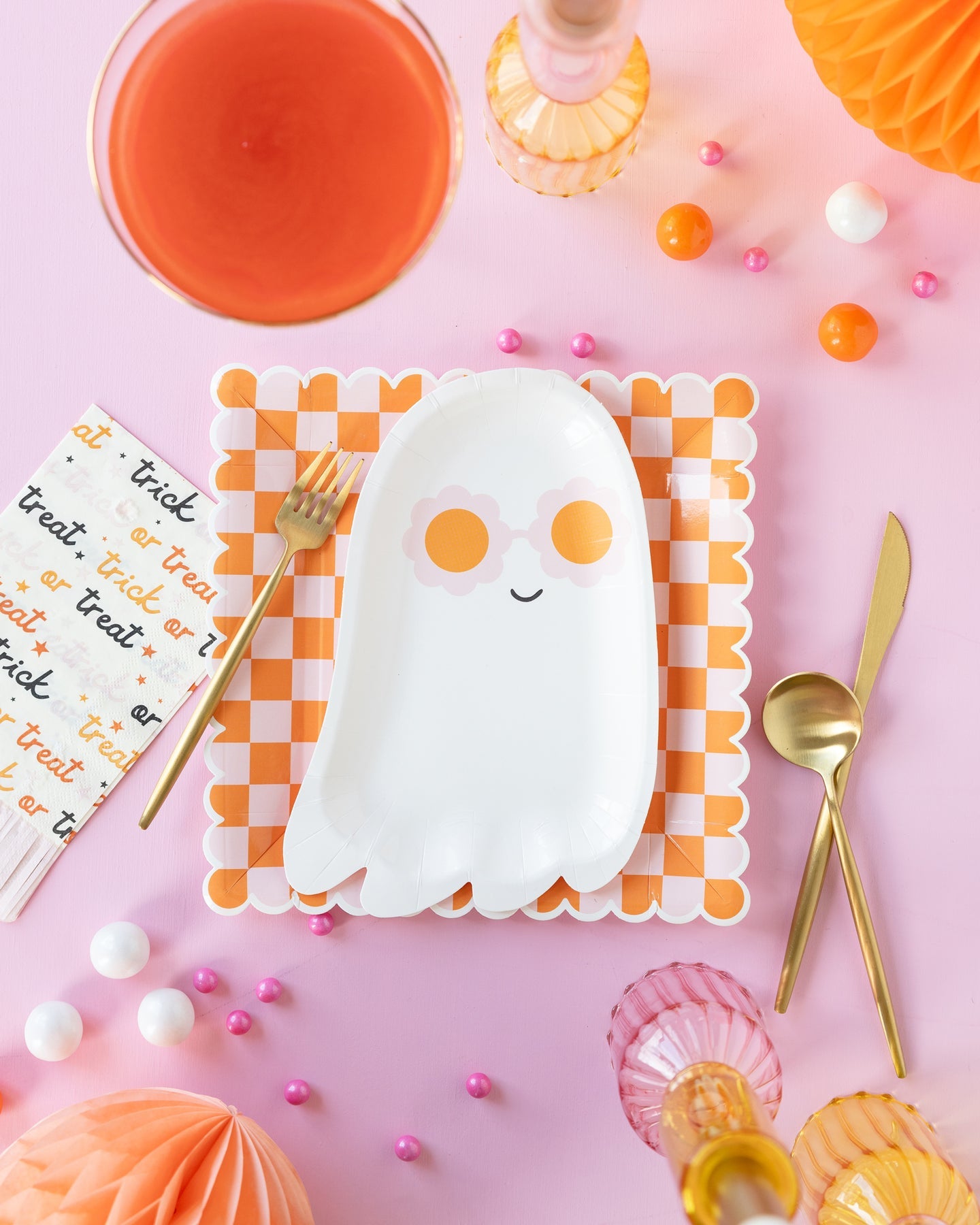 Tafelversiering voor halloween met een bord in de vorm van een spookje