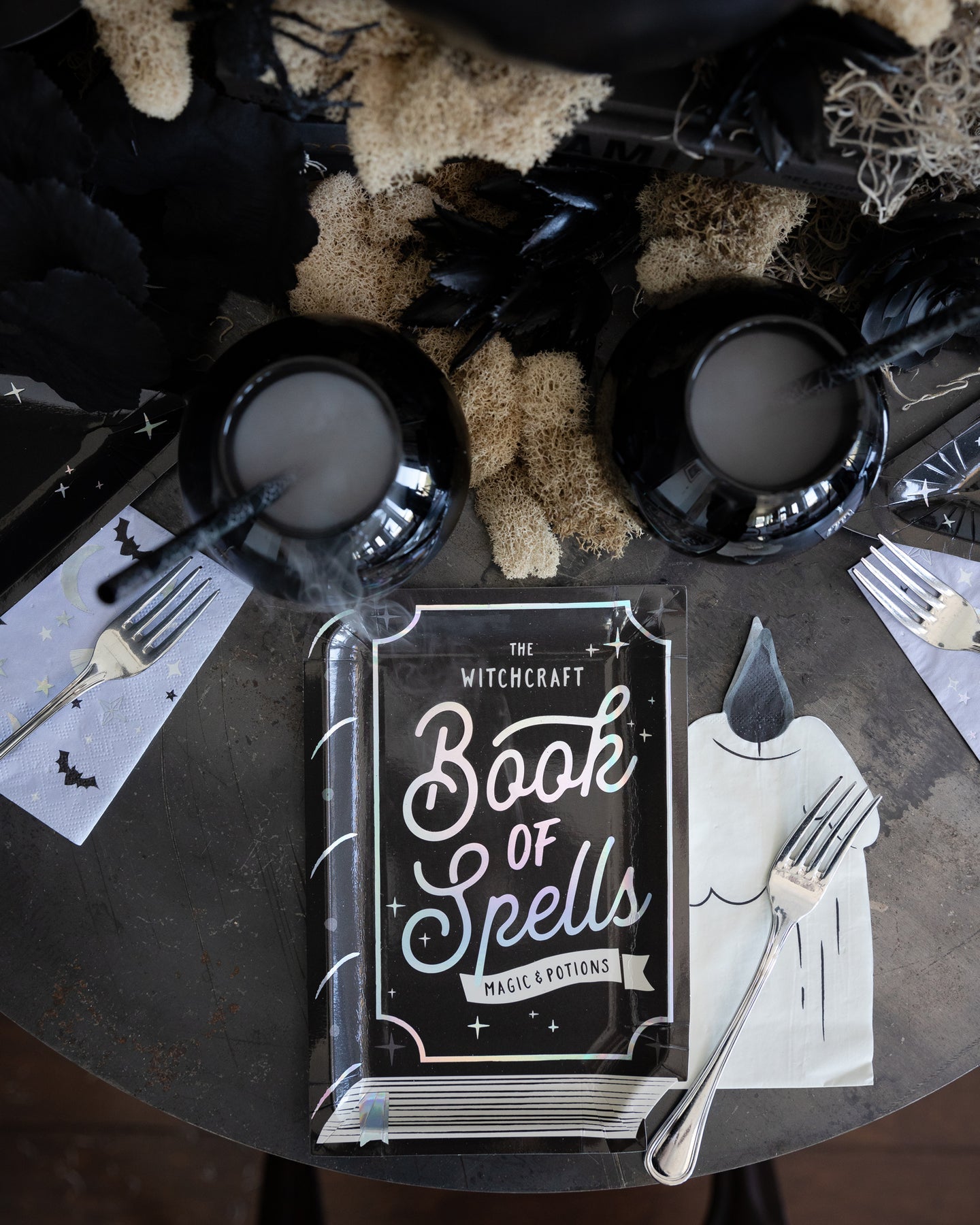 tafeldecoratie voor halloween met bordjes en servetten