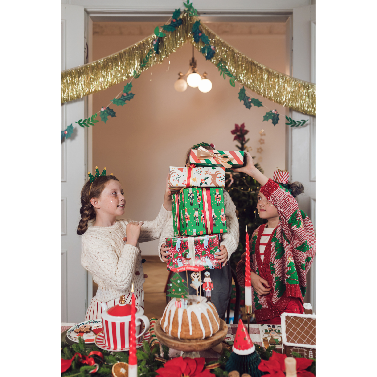 stapel kerstacadeaus ingepakt met leuk kerstpappier