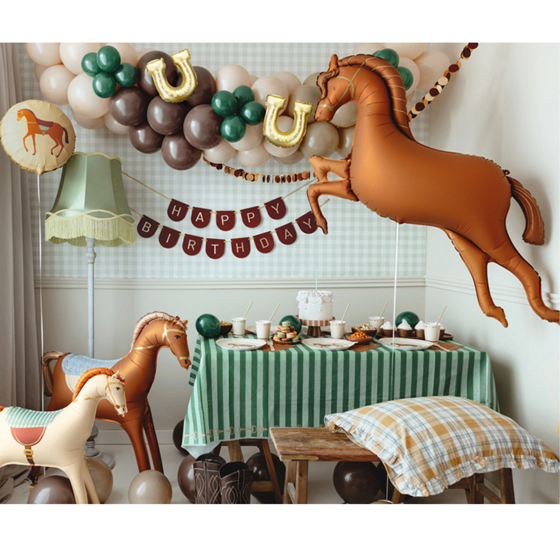 Paardenfeestje decoratie met gouden hoefijzer folieballonnen, paardenballonnen en ballonnenboog