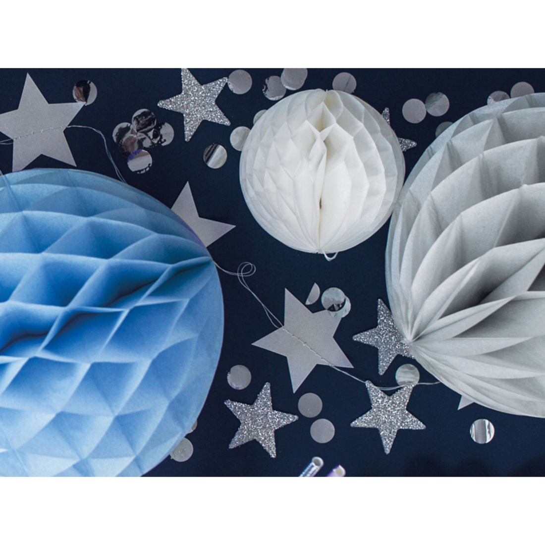 set van drie honeycomb ballen in de kleuren blauw wit en grijs