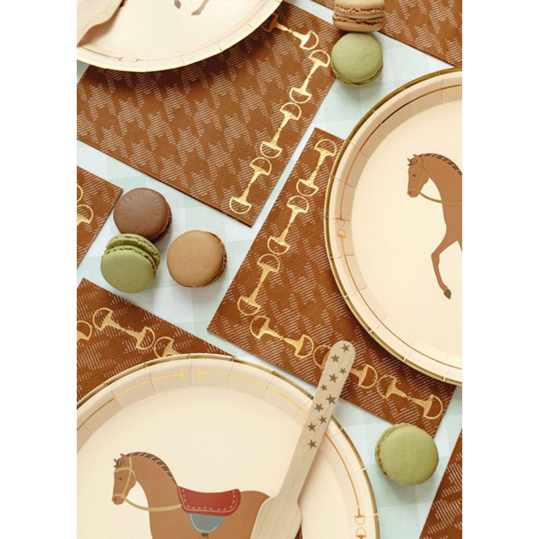 Gedekte feesttafel met paarden servetten, bordjes en macarons – decoratie paardenfeestje