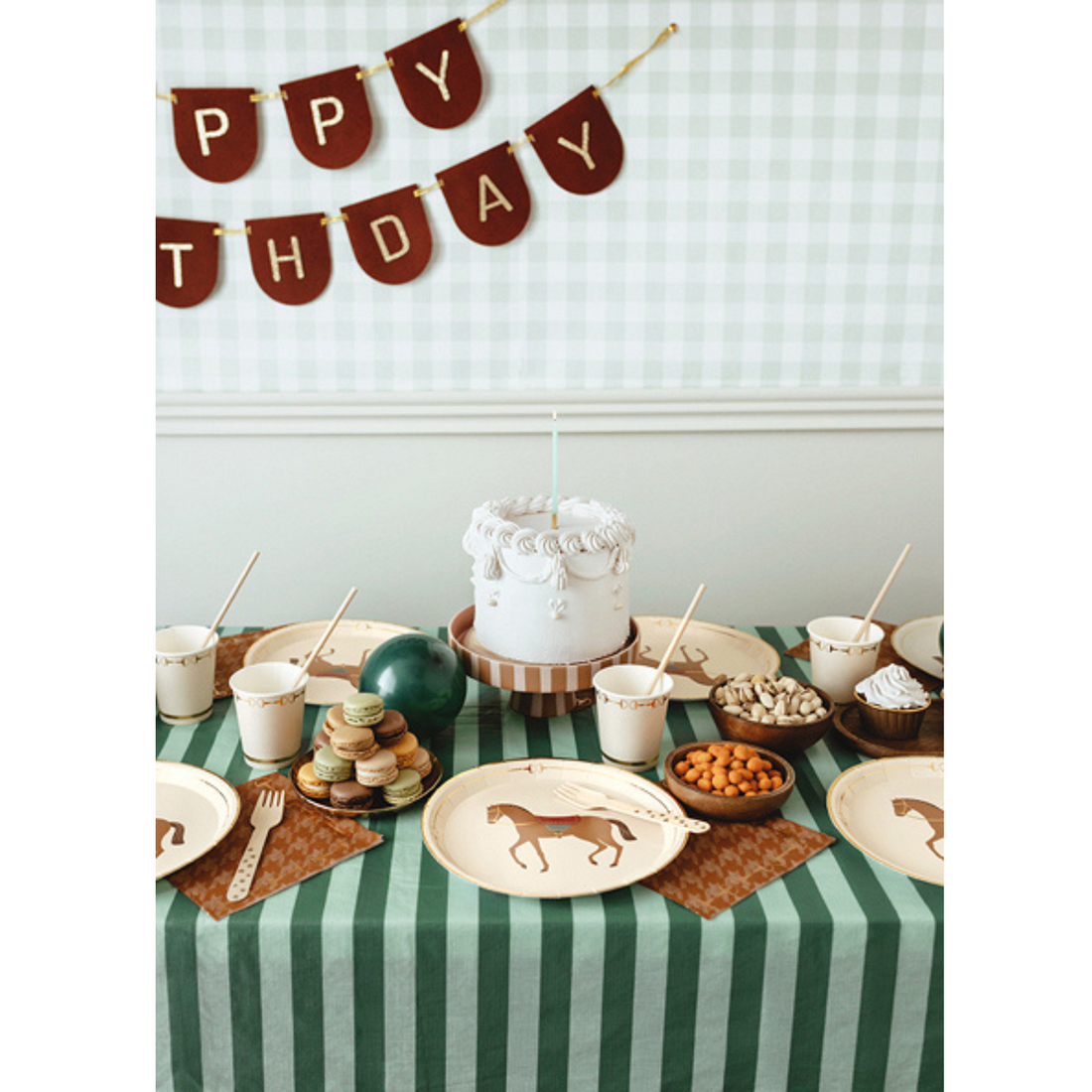 Gedekte verjaardagstafel met groen gestreept tafelkleed, paarden bordjes en bekers