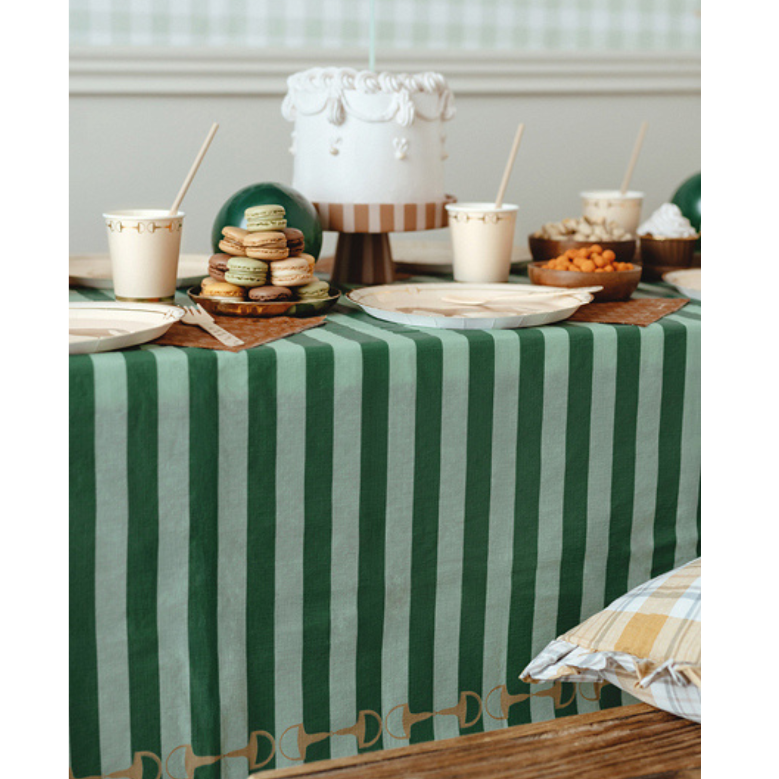Paardenfeestje tafelstyling met groen gestreept tafelkleed en gouden details