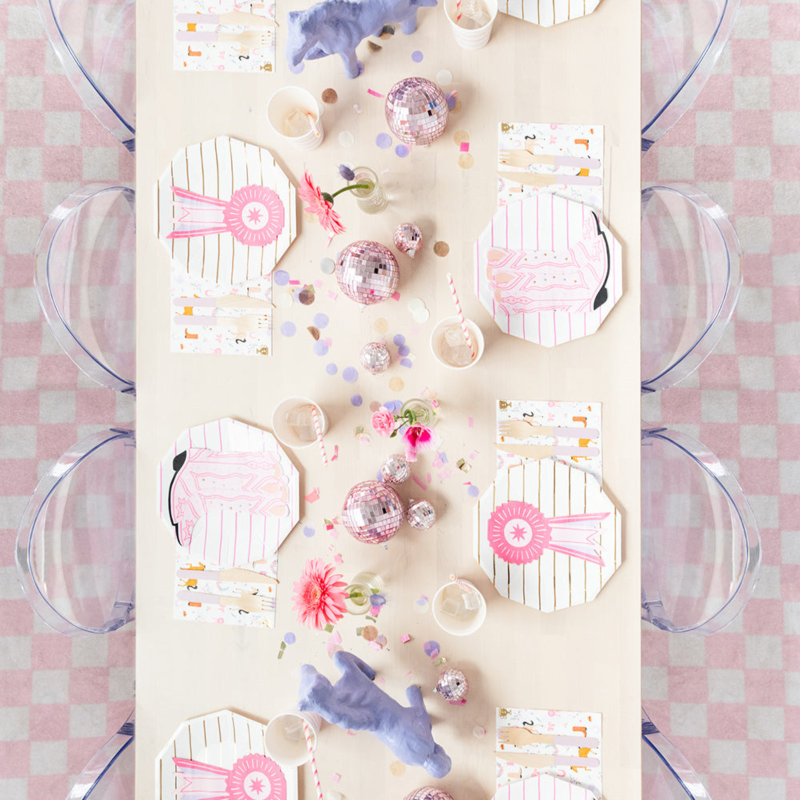 feesttafel met wit roze gestreepte bordjes voor een paardenfeestje