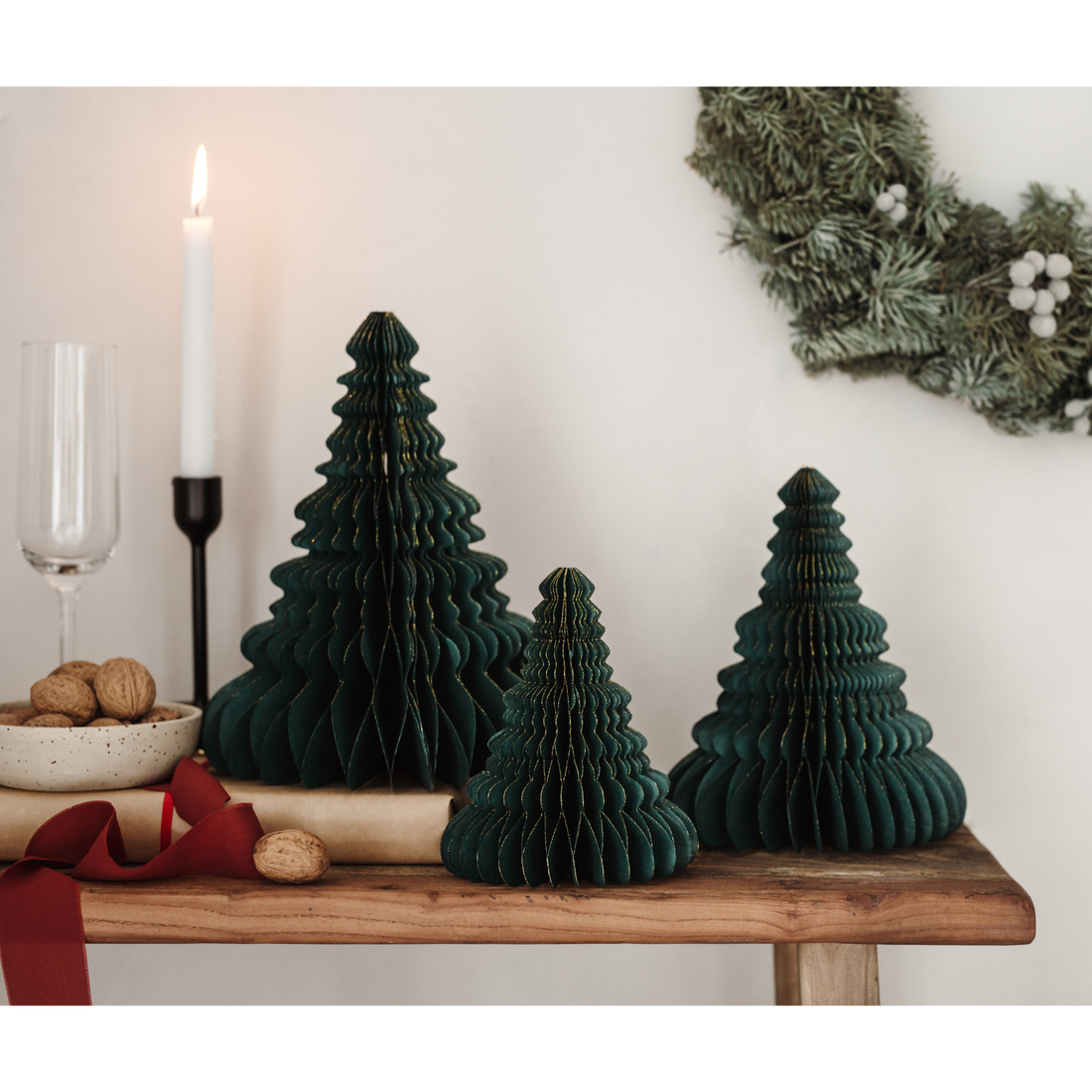 3 honinggraat kerstbomen als kerstdecoratie op tafel