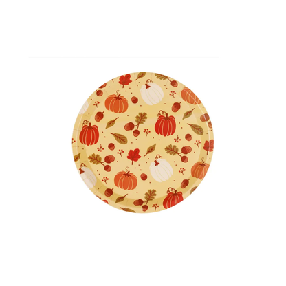 Papieren bordje met pompoenen, eikels en herfstbladeren op beige achtergrond